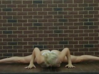 Groovy έφηβος/η femme fatale κάνει gymnastics γυμνός dora tornaszkova