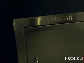 Toughlovex karl memberikan khloe kapri sebuah gambar/video porno vulgar latihan