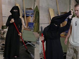 Tour de pompis - musulmán mujer sweeping suelo consigue noticed por oversexed americana soldier