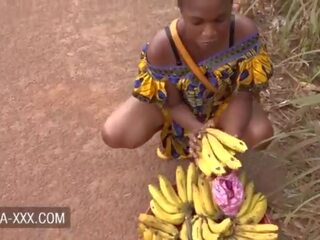 Hitam pisang seller muda perempuan tergoda untuk yang menghancurkan dewasa filem