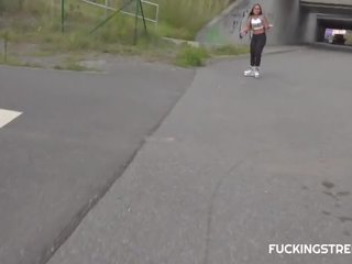 Snadný femme fatale na skates fucks pro pennies