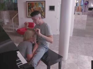 Desiring stesønn blir mamma til faen ham under hans piano praksis xxx video videoer