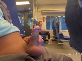 Een vreemdeling meesteres jerked af en zoog mijn johnson in een trein op publiek | xhamster
