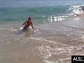 Six dâm dục đồng tính nữ đi tại nó trên một công khai bãi biển