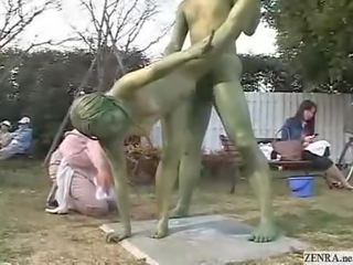 Vihreä japanilainen puutarha statues naida sisään julkinen