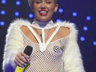 Miley cyrus ללא חולצה! 