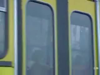 Rusiškas mergina gauna pakliuvom į as autobusas