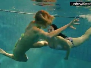 Две секси аматьори представяне техен тела край под води