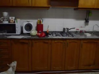 Preparing оголена манда їжа в в stove