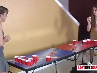 Du miela merginos žaisti nusirengti alus pong