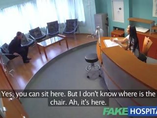 Fakehospital businessman wird verführt von provokativ krankenschwester im stock