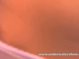 Rdečelaske katka igranje pod vodo