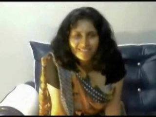 Desi indisch jong vrouw strippen in saree op webcam tonen bigtits