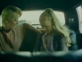 Dva sexually aroused babes dělá lesbička špinavý klip v auto
