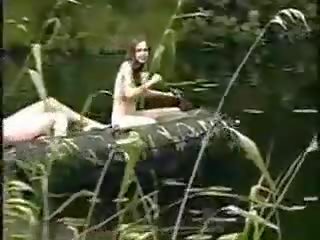 Tre i shquar vajzat lakuriq vajzat në the xhungël në varkë për kar gjueti