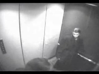 Sekretaris memberikan pukulan extractingjob di lift