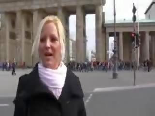 德語 年輕 女士 公 閃爍 在 柏林 和 同 屁股 插頭 掀裙