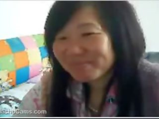 Full-blown китайски жена предавания край гърди