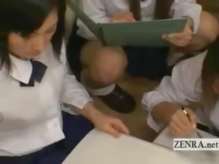 Ondertiteld cfnm japan schoolmeisjes kunst klasse met leraar
