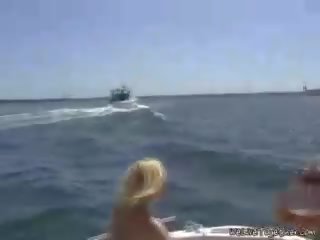Travolgente lesbiche su un barca!