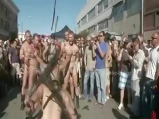 Publike plaza me zhveshur burra prepared për e egër coarse i dhunshëm pederast grup i rritur video