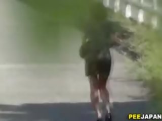 एशियन ho pees सड़क पर