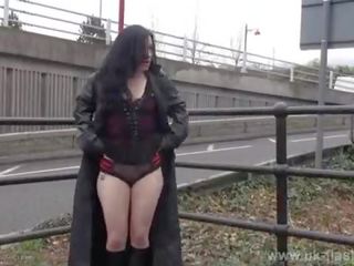 Gotic exhibitionist fayth corbin flashes și masturbates în public cu amator