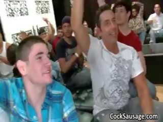 Chomáč na opilý homosexuální youths jít šílený v klub 2 podle cocksausage
