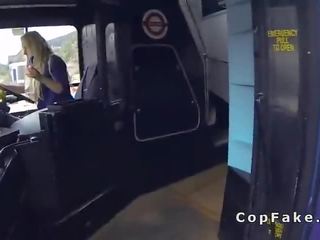 Falošný policajt anál fucks blondýna v the autobus v verejnosť