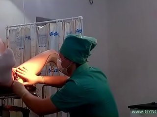 एक युवा महिला में वाइट सॉक्स पर एक जिनेकोलॉजिकल कुरसी