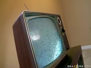 Television الثدي