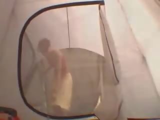 Russisch amateurs neuken in een tent