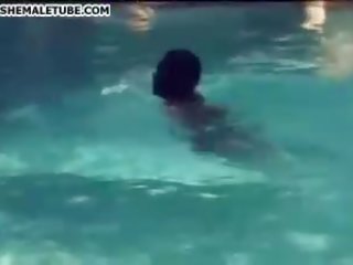 Noir et blanc garçon et travelo piscine amusement