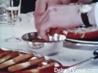 E moçme e pisët kapëse 1960s - me lesh full-blown brune - tryezë për tre