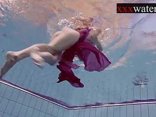 Καπνίζοντας extraordinary ρωσικό κοκκινομάλλα/ης σε ο πισίνα <span class=duration>- 7 min</span>