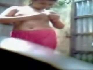 Bengali hija tomando bañera