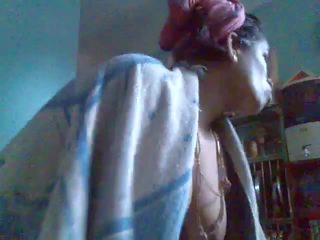 Індійська тітонька носіння saree після ванна