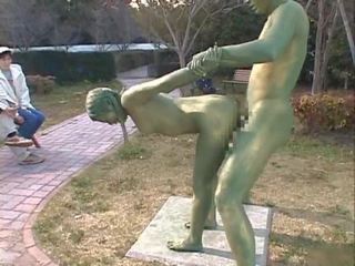 Азіатська ціпонька є a statue отримувати деякі секс