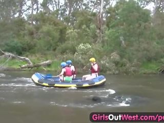 Berambut lebat amatur gadis jari dalam rafting bertiga