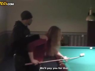 Concupiscent офіціантка на billiards отримує голий і мінет