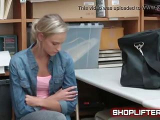 Adventurous shoplifting amature spy-cam neuken in winkel achterkamer