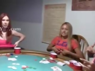 Giovane pulcini scopata su poker notte