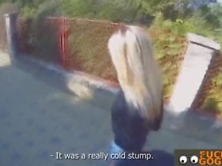 Ruský blondýnka dává a výstřik v veřejné