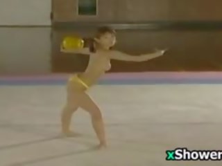 Aasialaiset athlete performs yläosattomissa ja suihkut