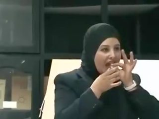 Arabo giovane femmina mette preservativo da bocca