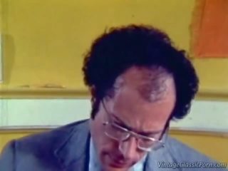 Hawt tóc rậm thư ký trong retro video