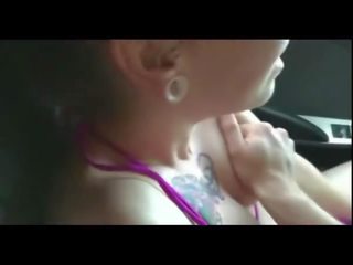 Tiener schoolmeisje masturbeert in auto in publiek met audio