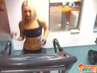 Bronzé blond bombasse révèle son rasé minge en la gym