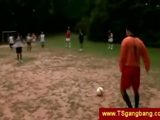 Shemale jalkapallo joukkue viettelee goalkeeper