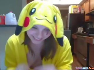 Ýaşlar in pokemon pikachu outfit masturbates clip